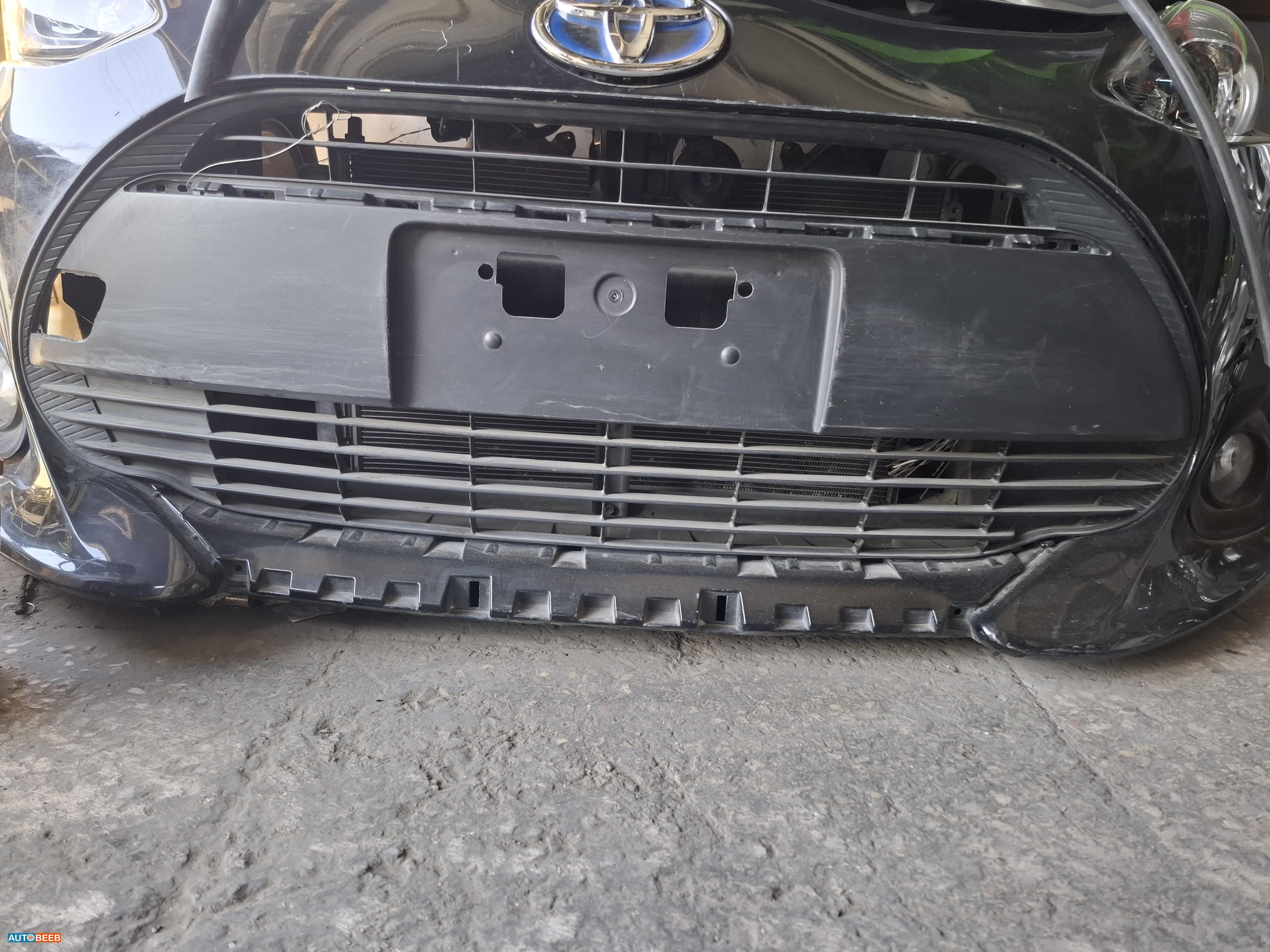 Body  Grilles Toyota Prius C