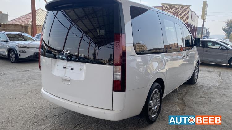 Minibus Hyundai 2022