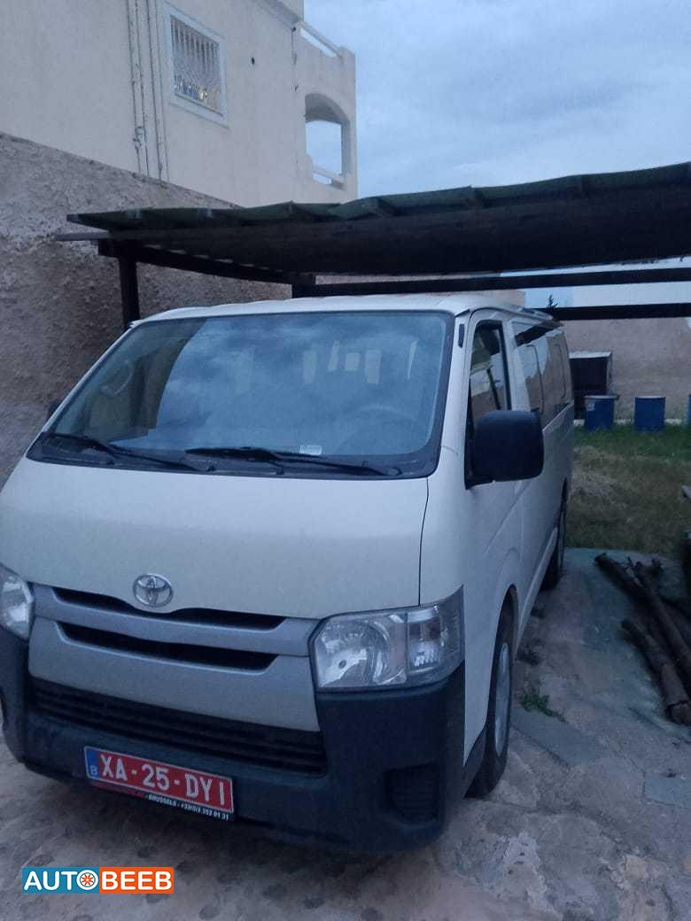 ميني باص تويوتا 2024