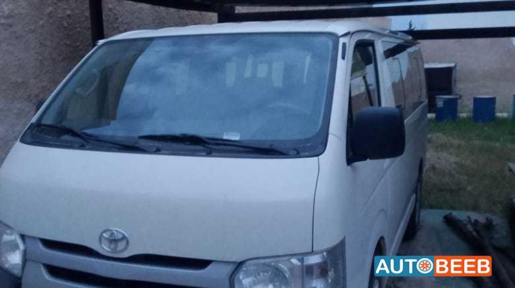 ميني باص تويوتا 2024