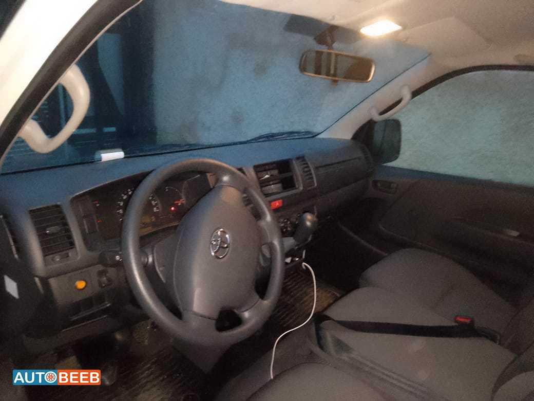 ميني باص تويوتا 2024