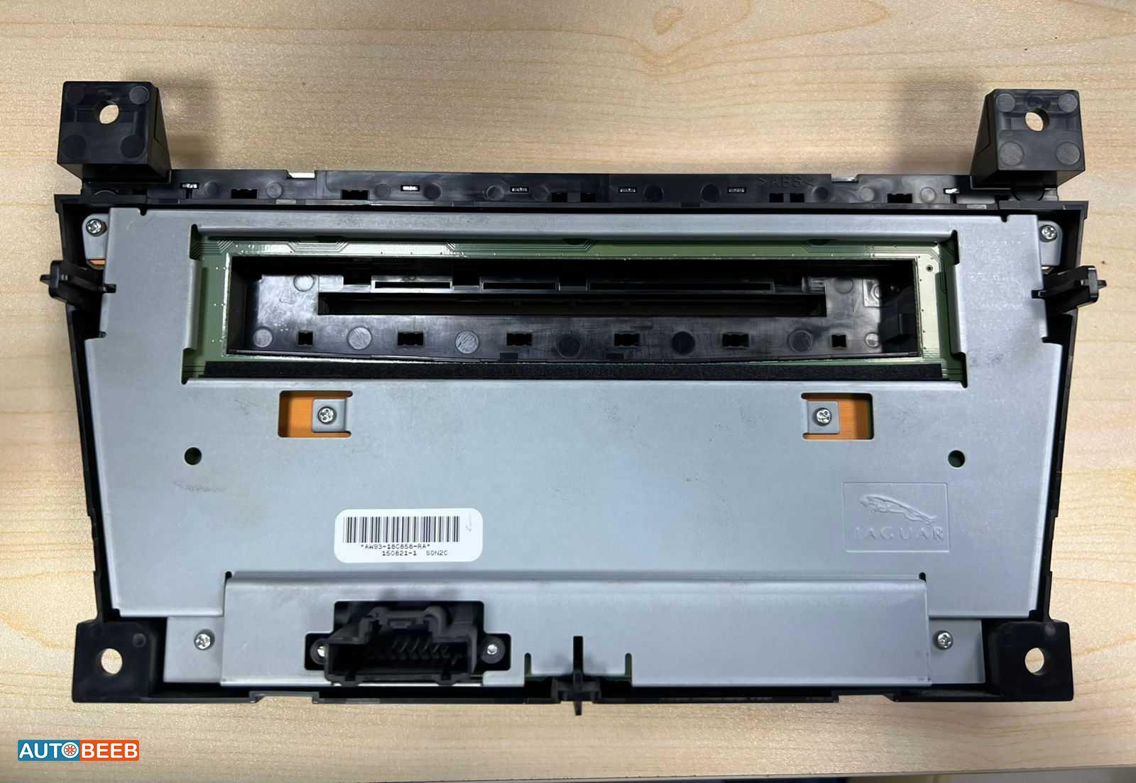 غرفة القيادة تابلوه جاكوار XJL