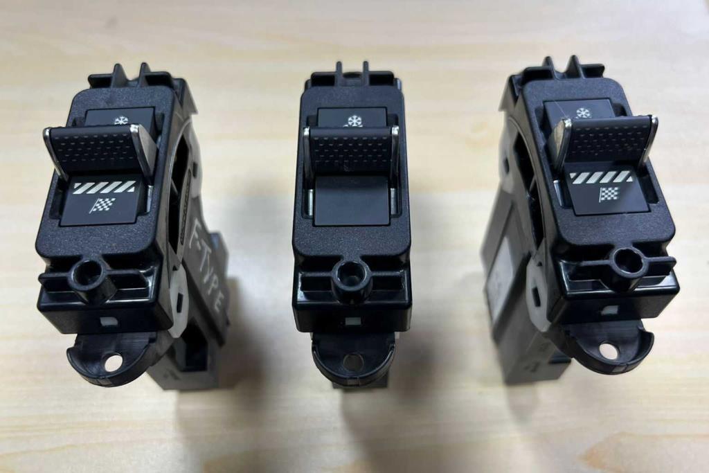 غرفة القيادة أزرار تحكم جاكوار F-Type