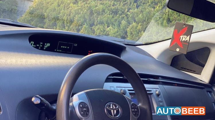 تويوتا بريوس 2015