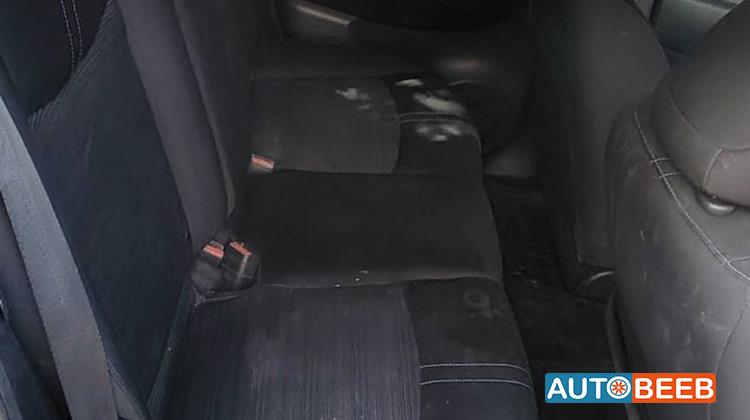 نيسان ليف 2019