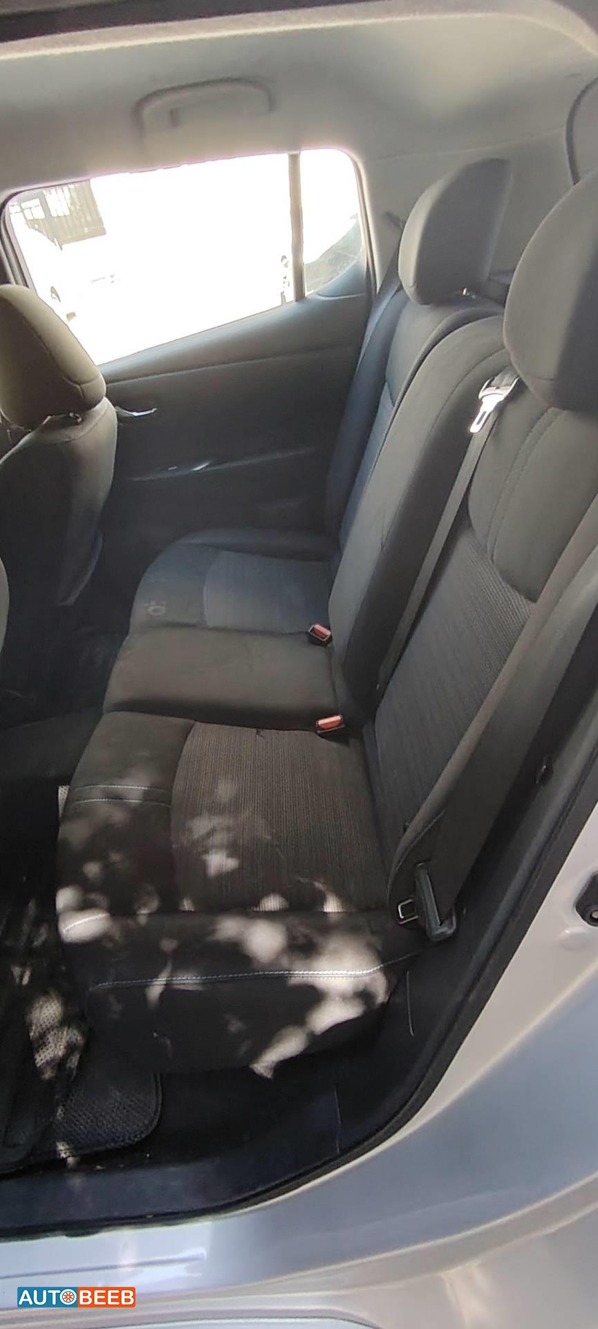 نيسان ليف 2019