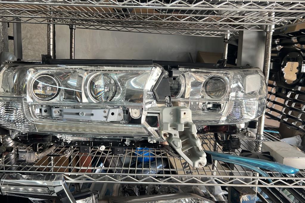 أضوية أمامية لاند كروزر أصلي مستعمل ولا خدش 2016-2021 