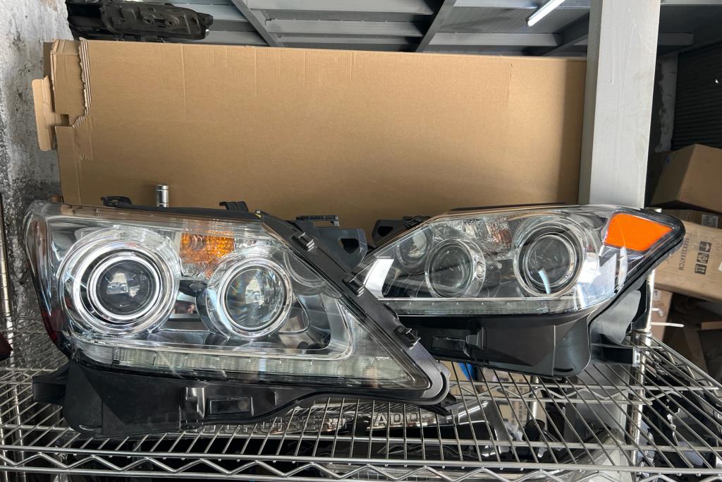 أضوية أمامية لكسز lx570 أصلي مستعمل بحالة الوكالة 