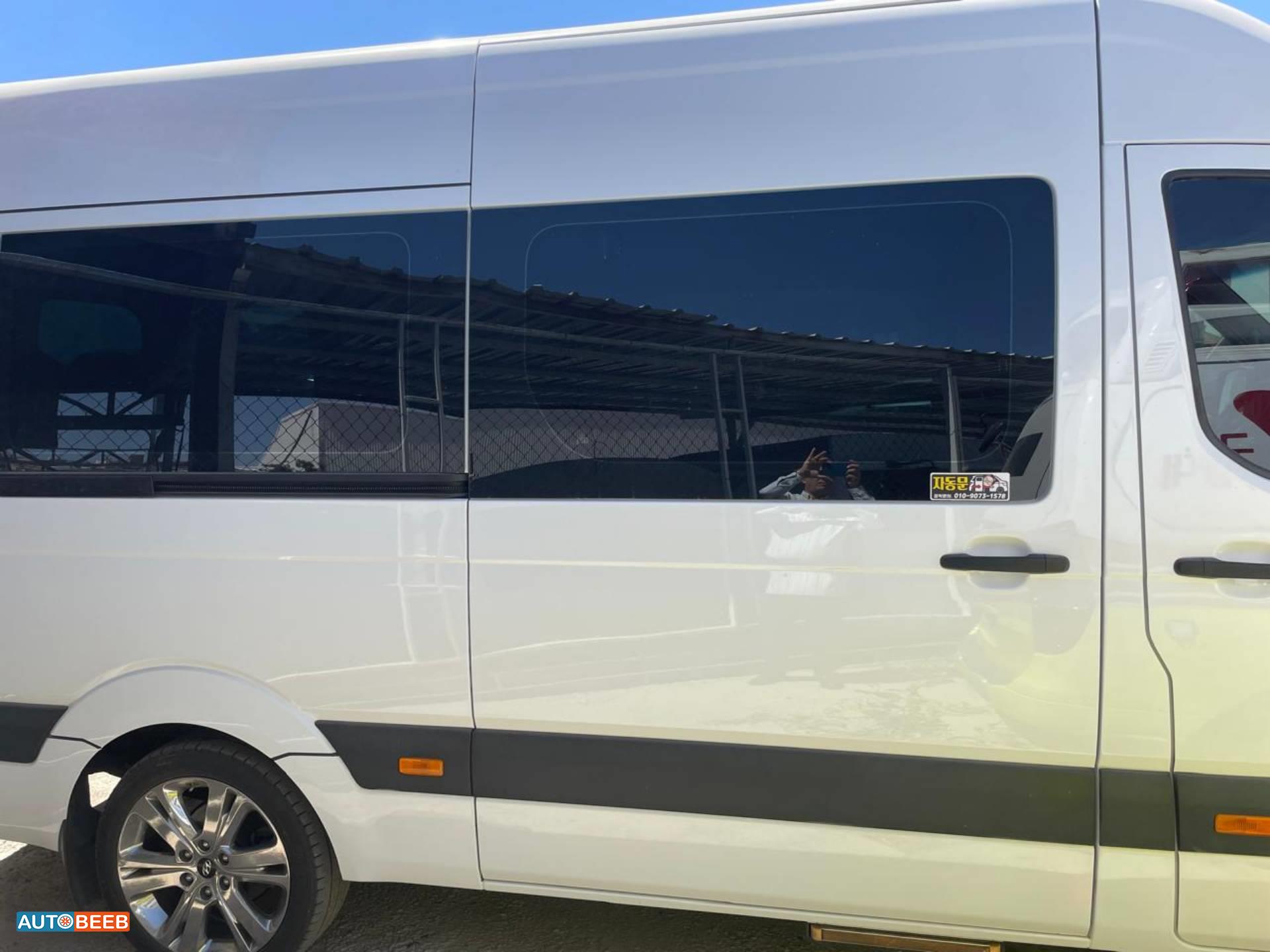 ميني باص هيونداي 2023