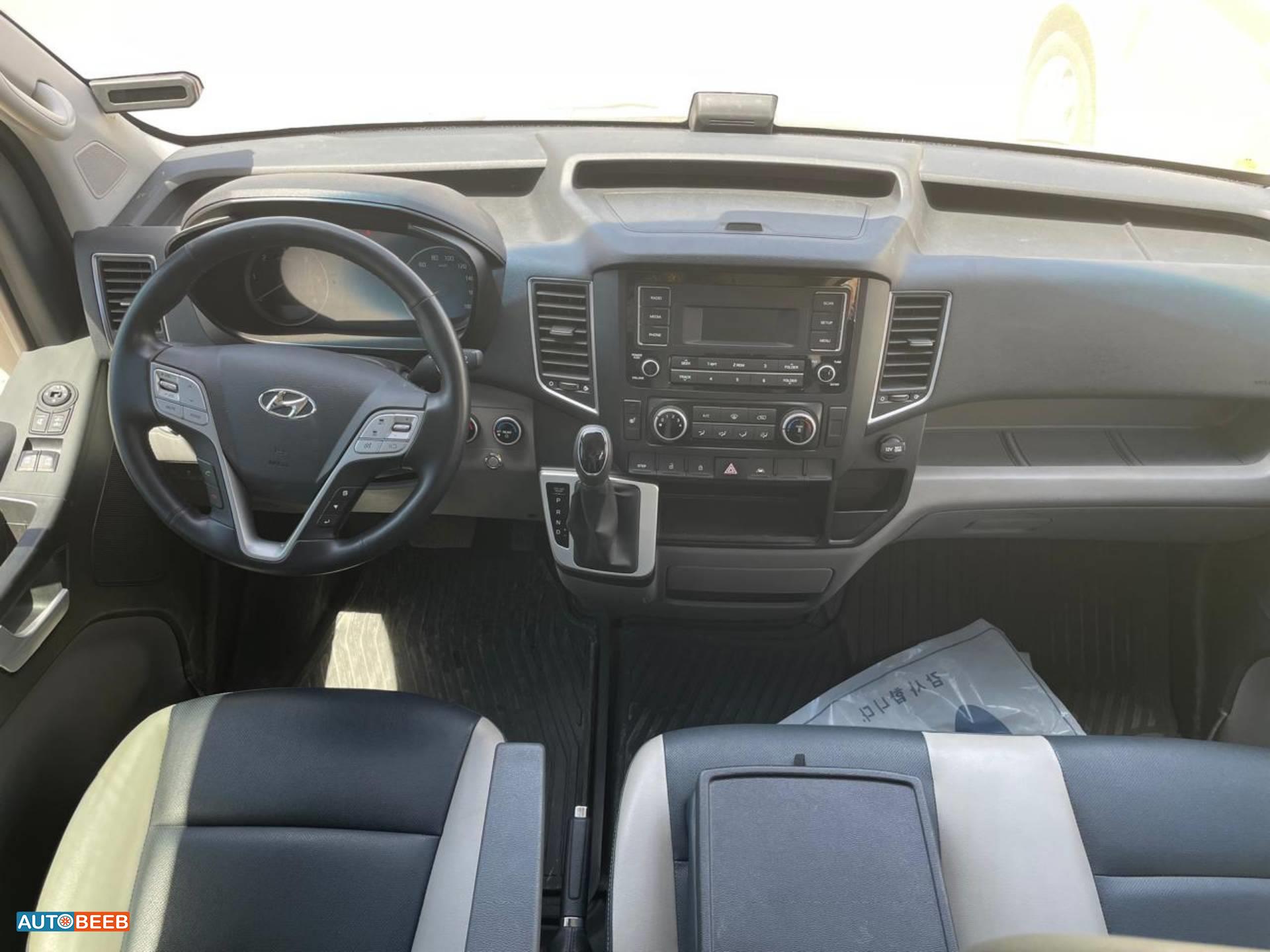 ميني باص هيونداي 2023