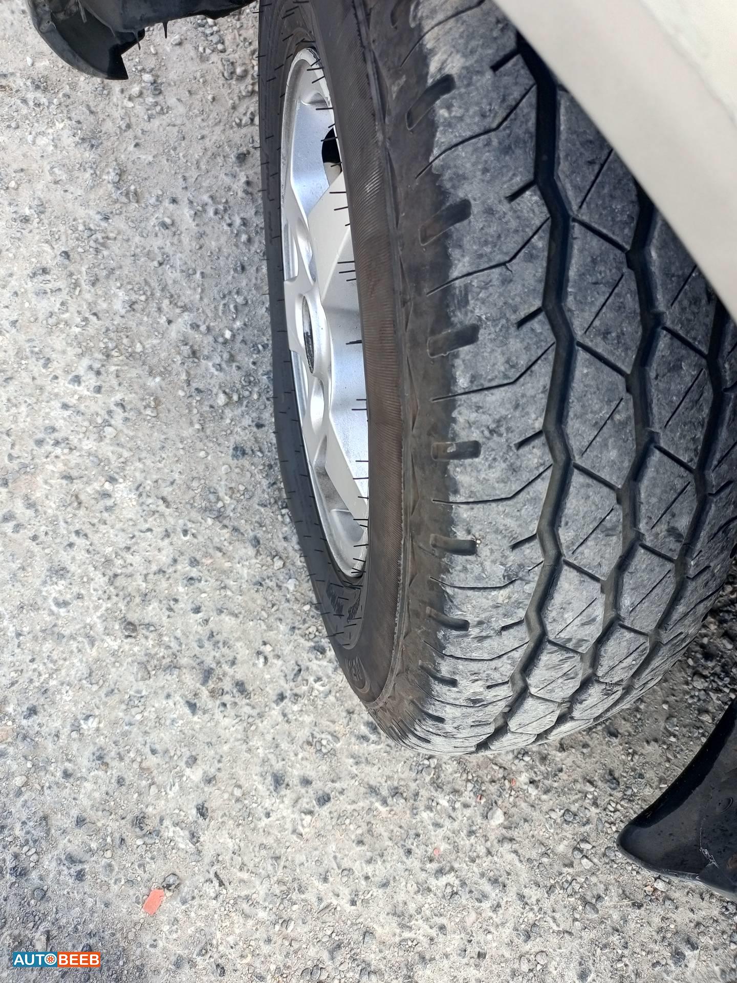 ميني باص هيونداي 2000