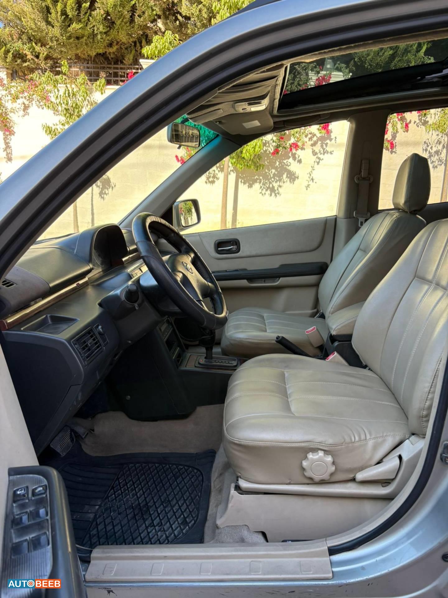 نيسان X-تريل 2004