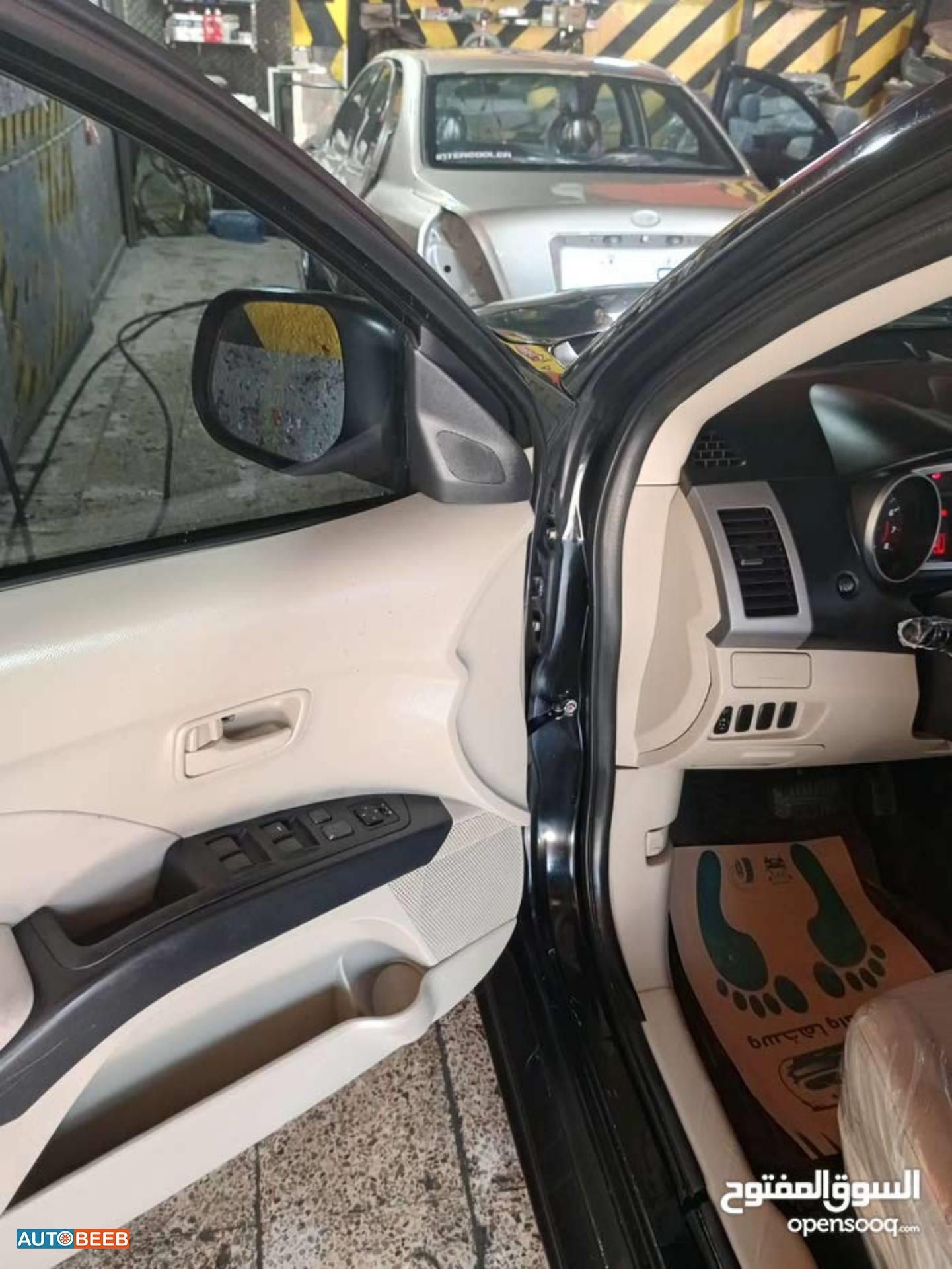 ميتسوبيشي اوتلاندر 2012