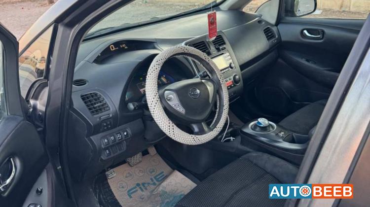 نيسان ليف 2014