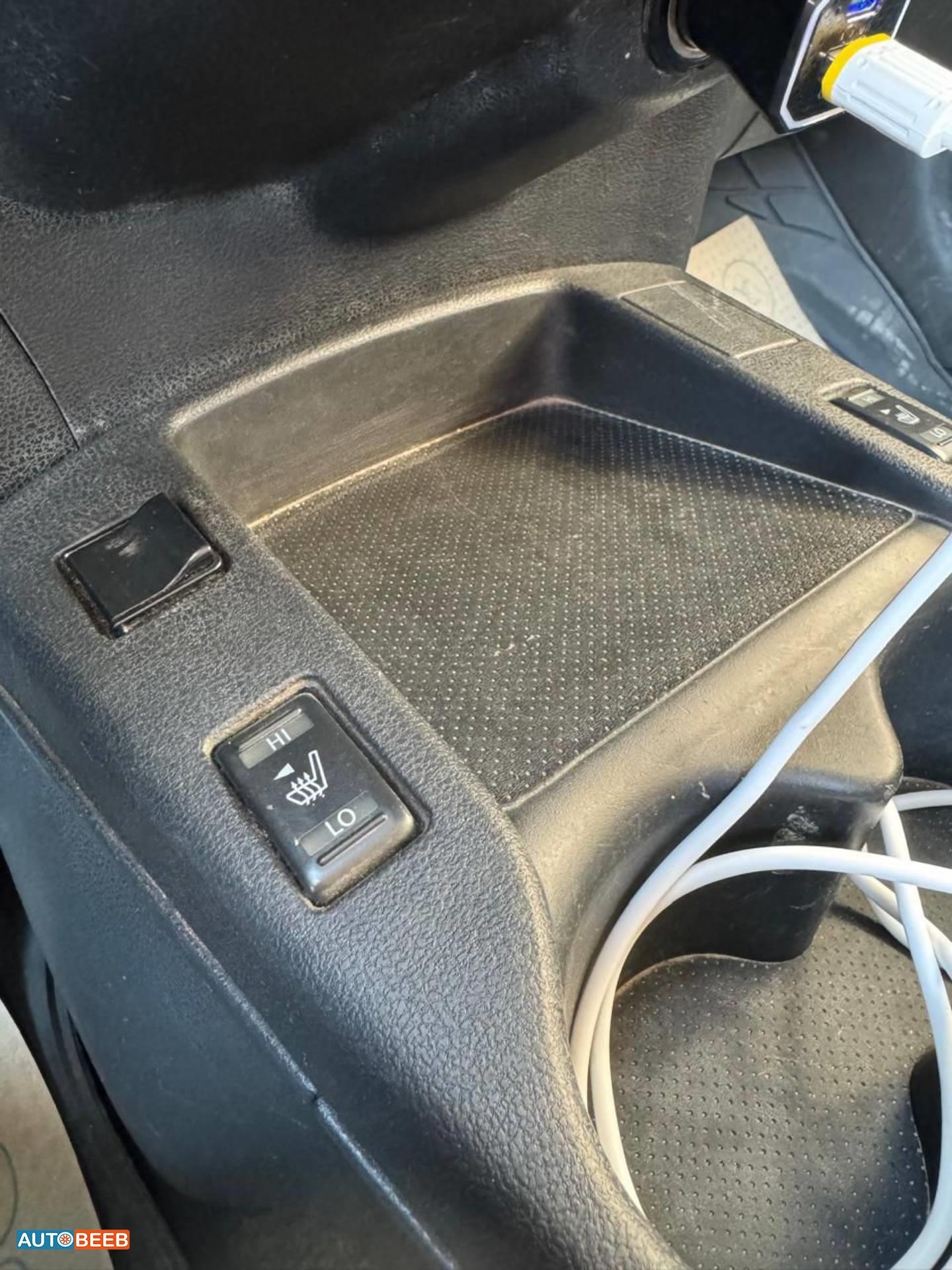 نيسان ليف 2014