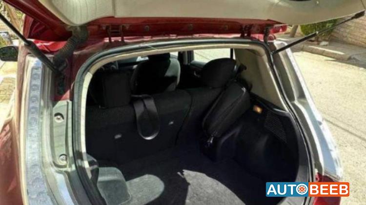 نيسان ليف 2015