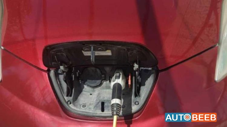 نيسان ليف 2015