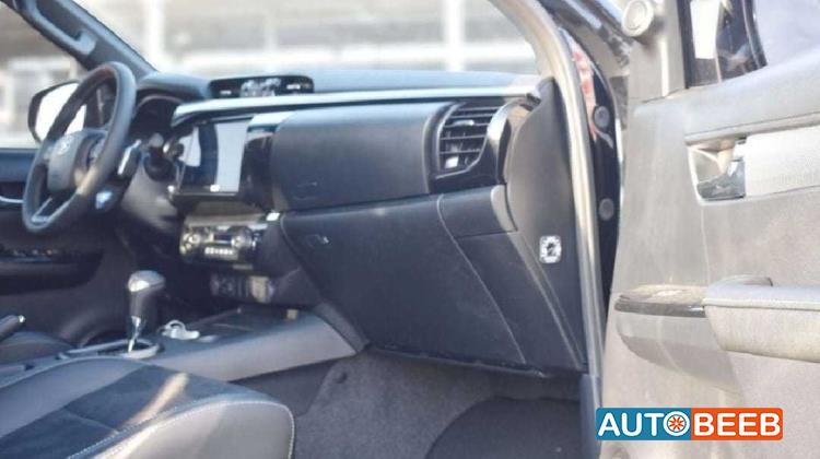 تويوتا هيلوكس 2025