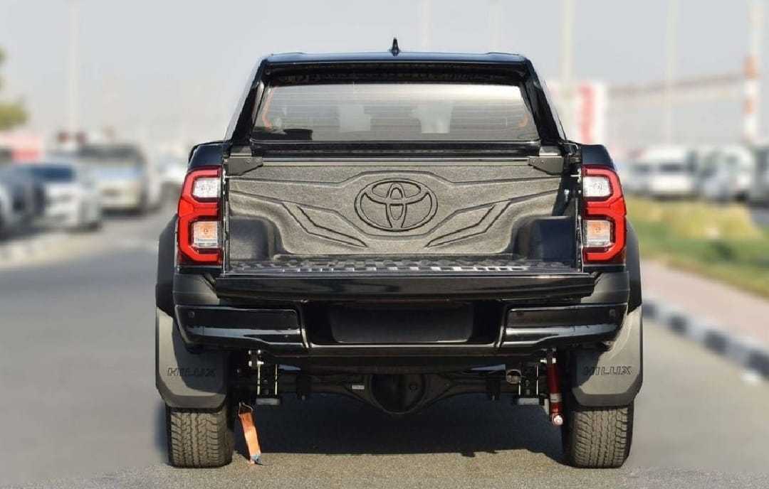 تويوتا هيلوكس 2025