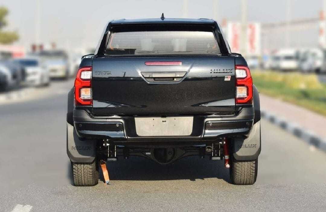 تويوتا هيلوكس 2025
