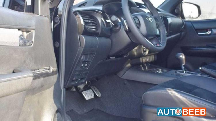 تويوتا هيلوكس 2025