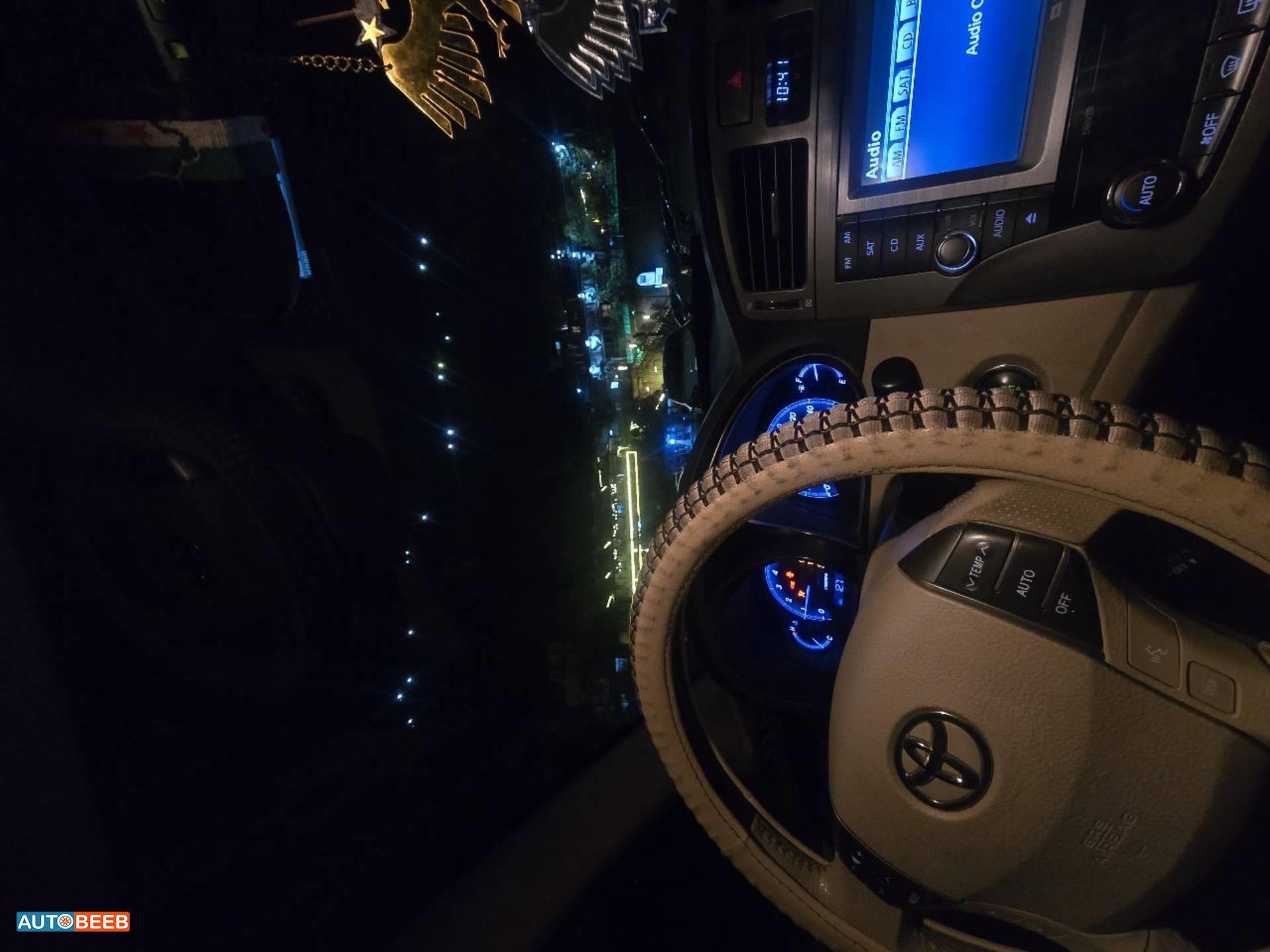 تويوتا افالون 2011