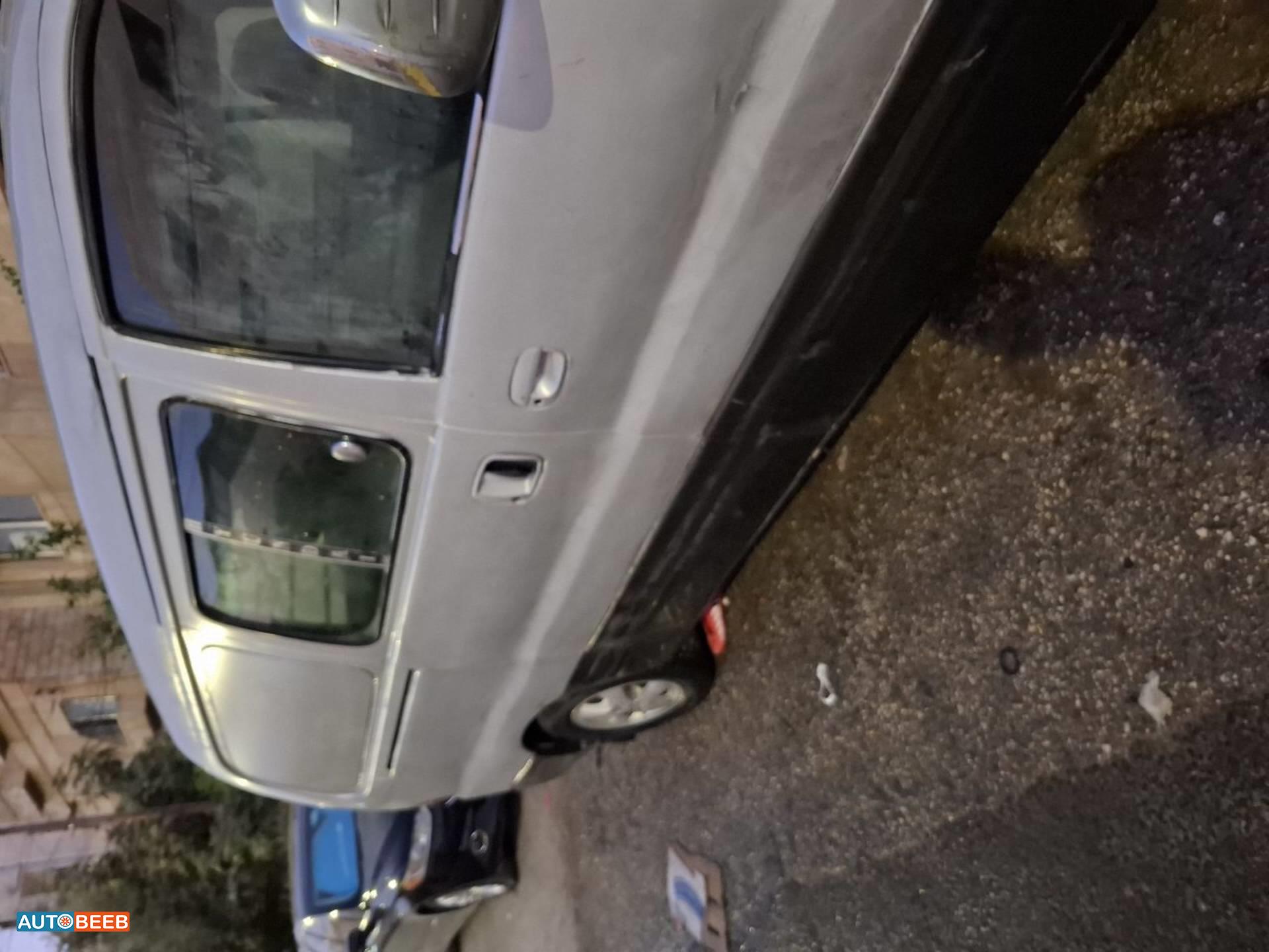 ميني باص هيونداي 2004