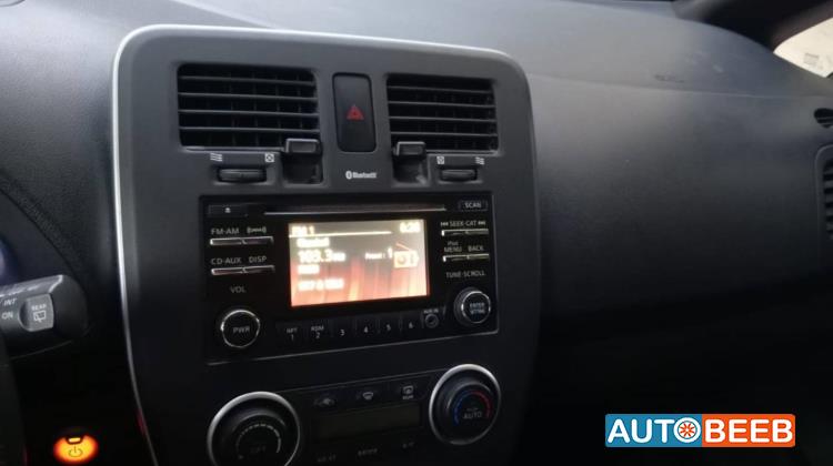 نيسان ليف 2013