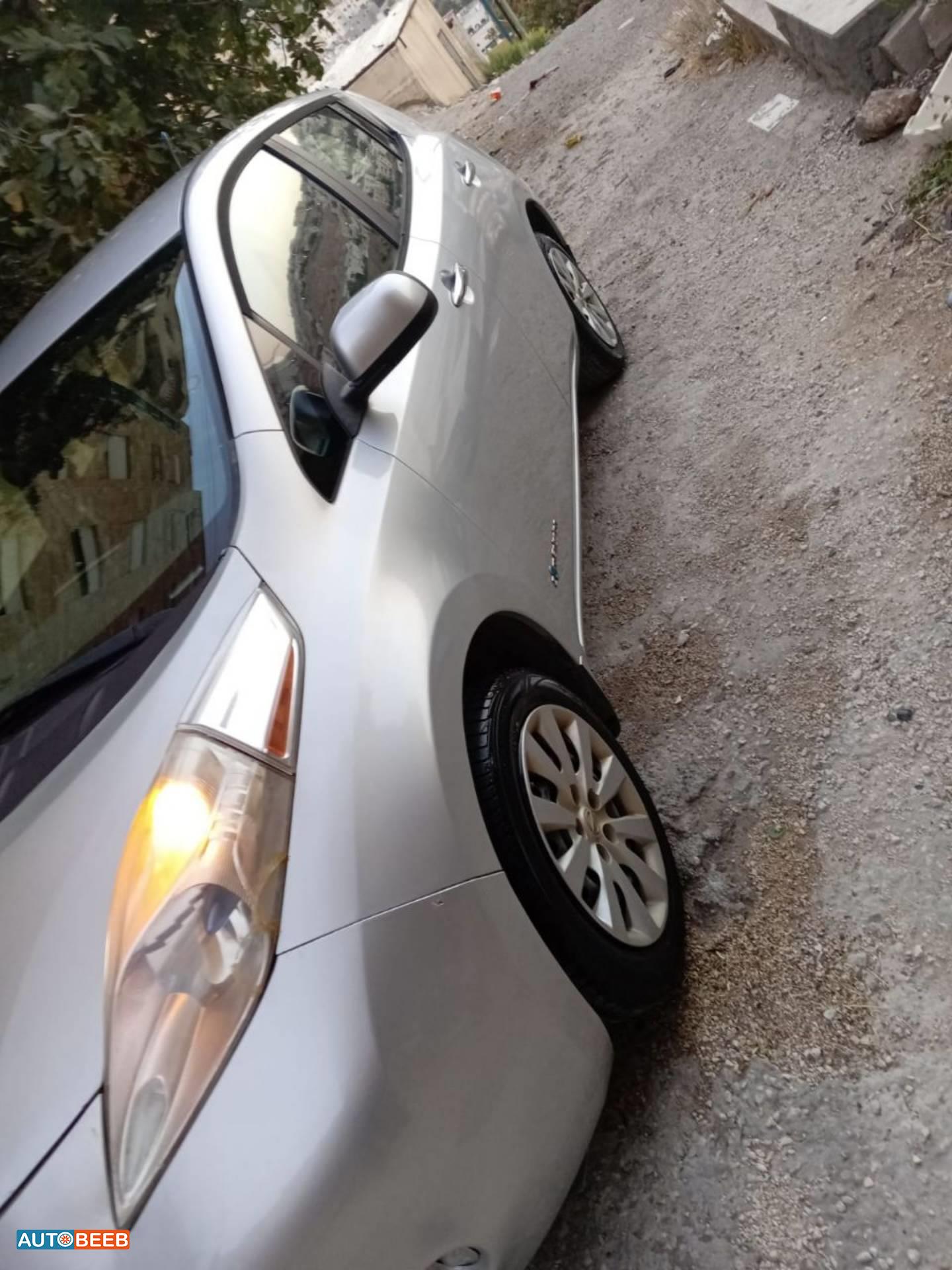 نيسان ليف 2013