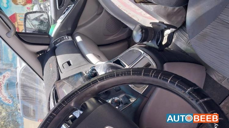 ميني باص هيونداي 2012