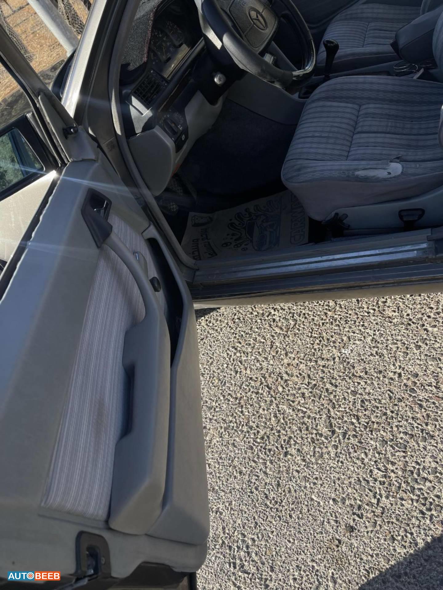 مرسيدس بنز E200 1990