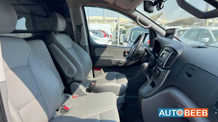 Minivan Hyundai 2021