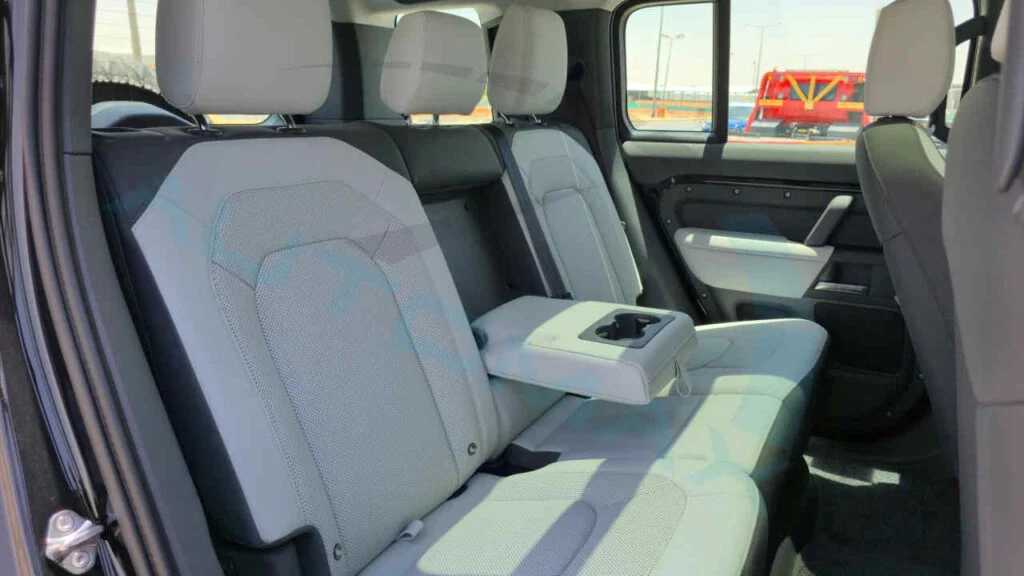 Land Rover Defender 2025