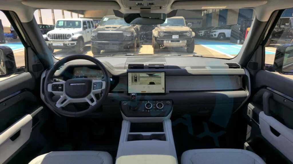 Land Rover Defender 2025