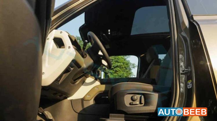 Land Rover Defender 2025