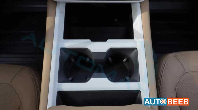 Land Rover Defender 2025