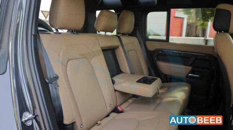 Land Rover Defender 2025