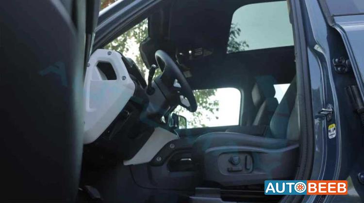 Land Rover Defender 2025