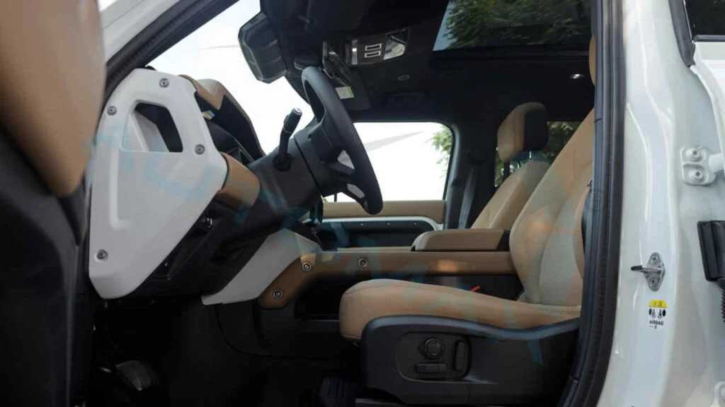 لاندروفر ديفندر 2025