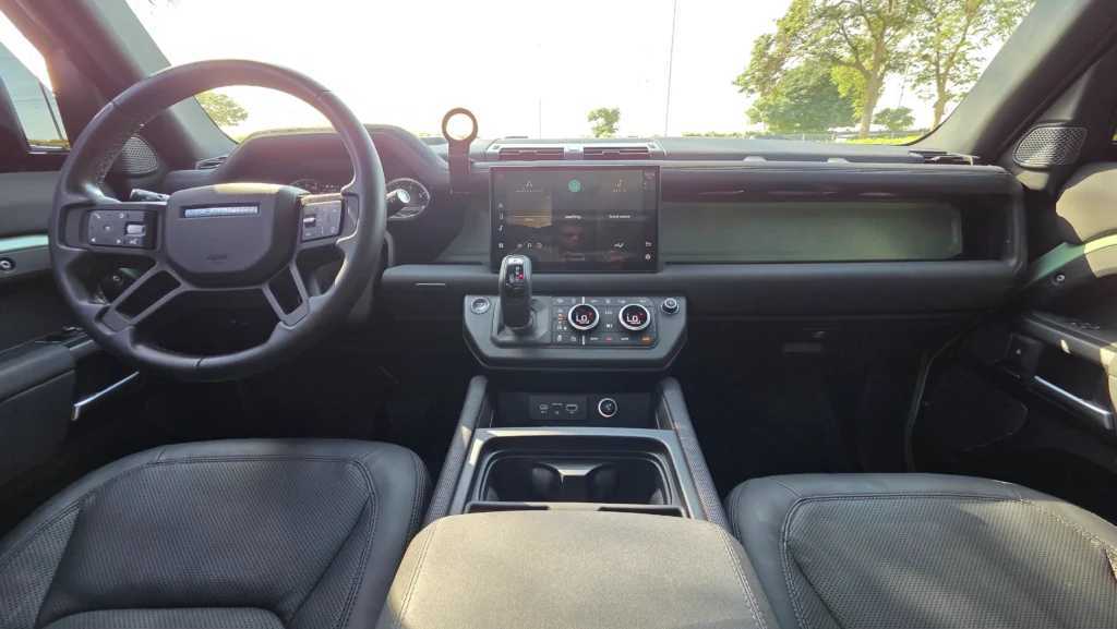 Land Rover Defender 2023