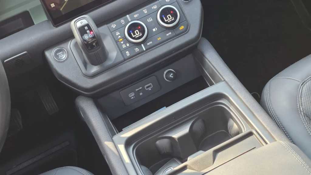 Land Rover Defender 2023