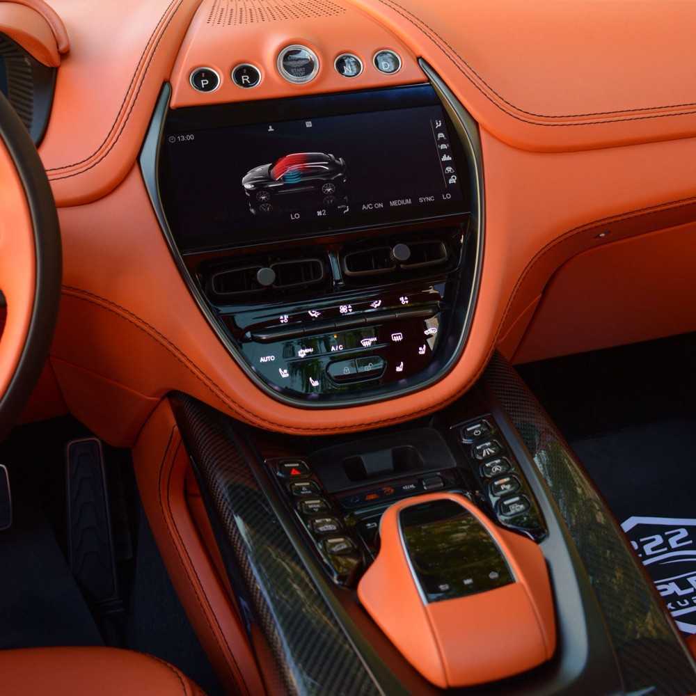 استون مارتن دي بي اس 2022