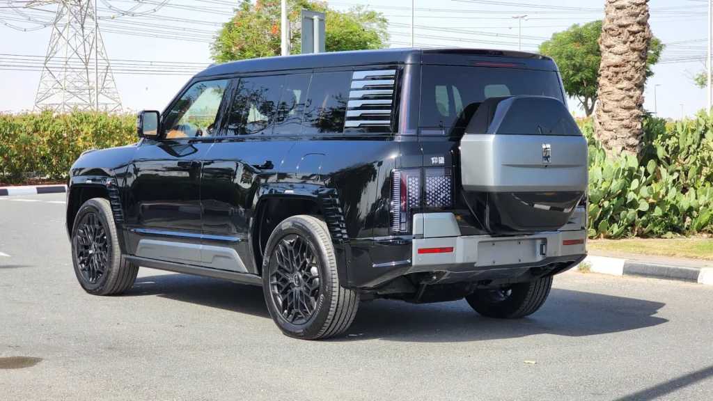 BYD Yangwang U8 2024