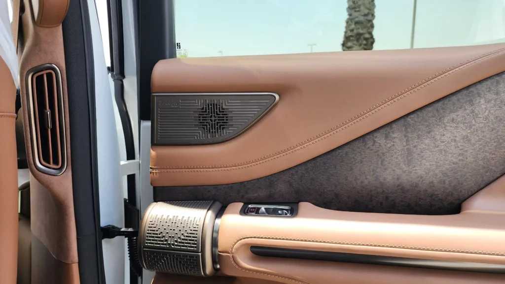 BYD Yangwang U8 2024