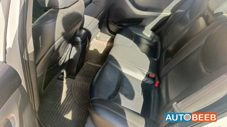 هيونداي افانتي 2012