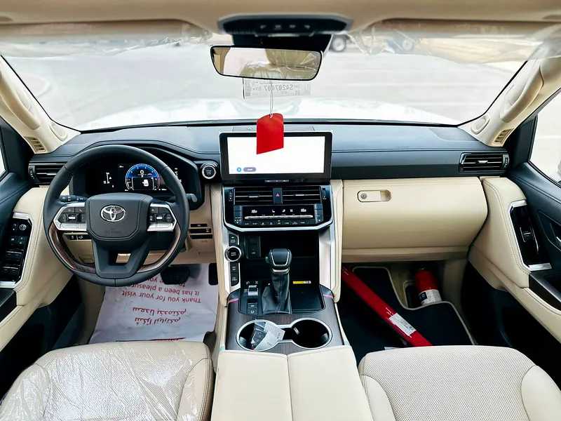 تويوتا لاندكروزر 2025