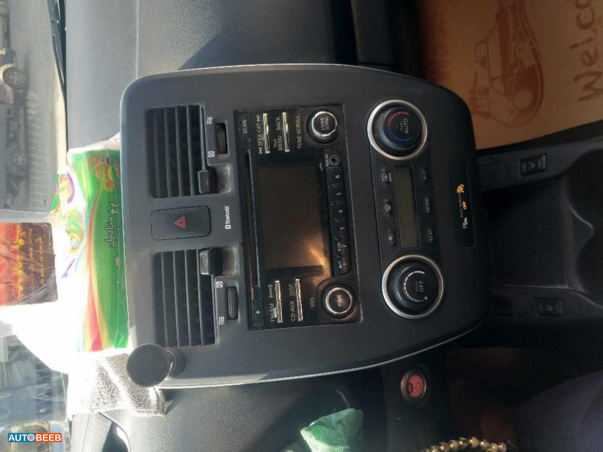 نيسان ليف 2013