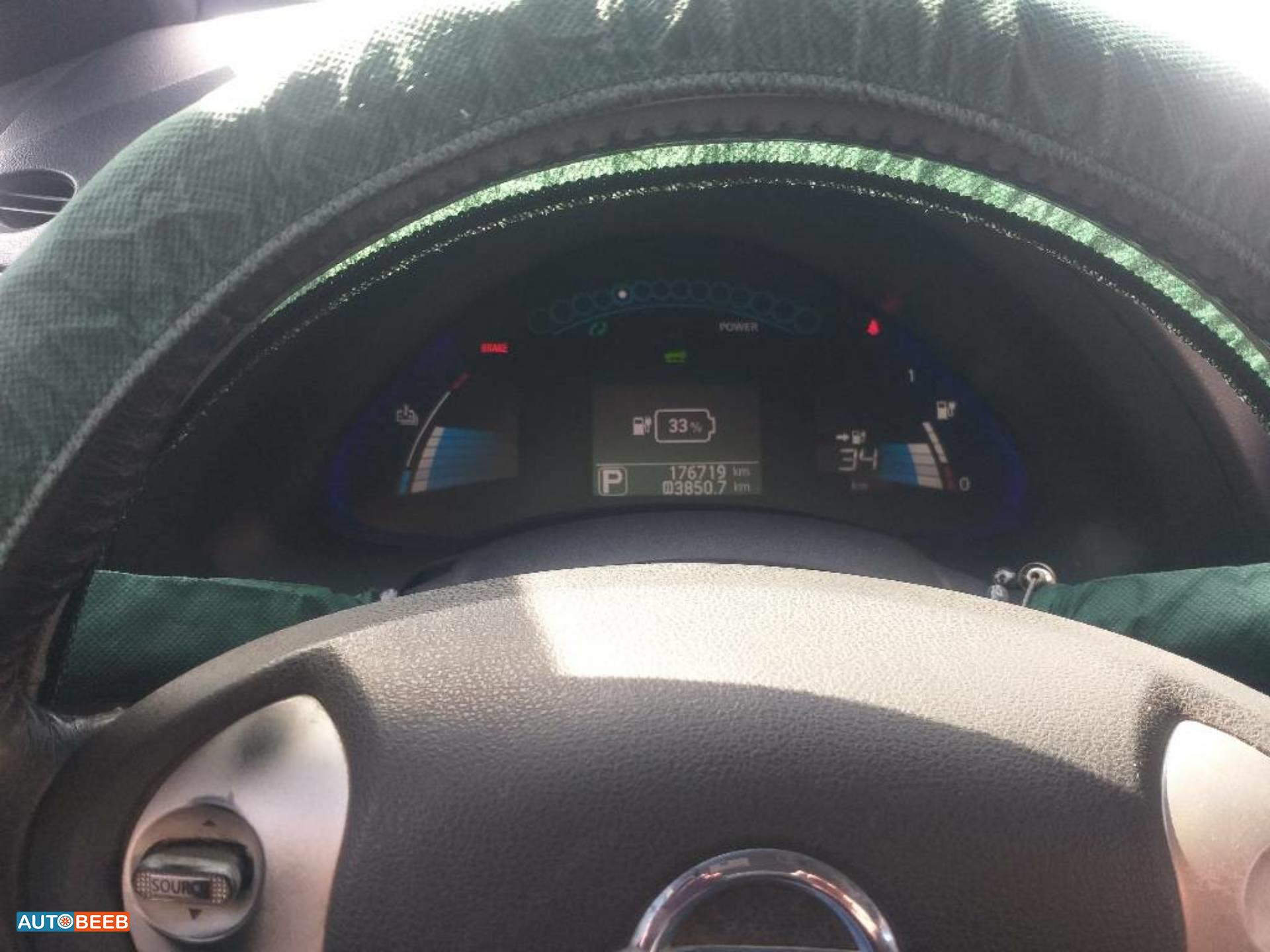 نيسان ليف 2013