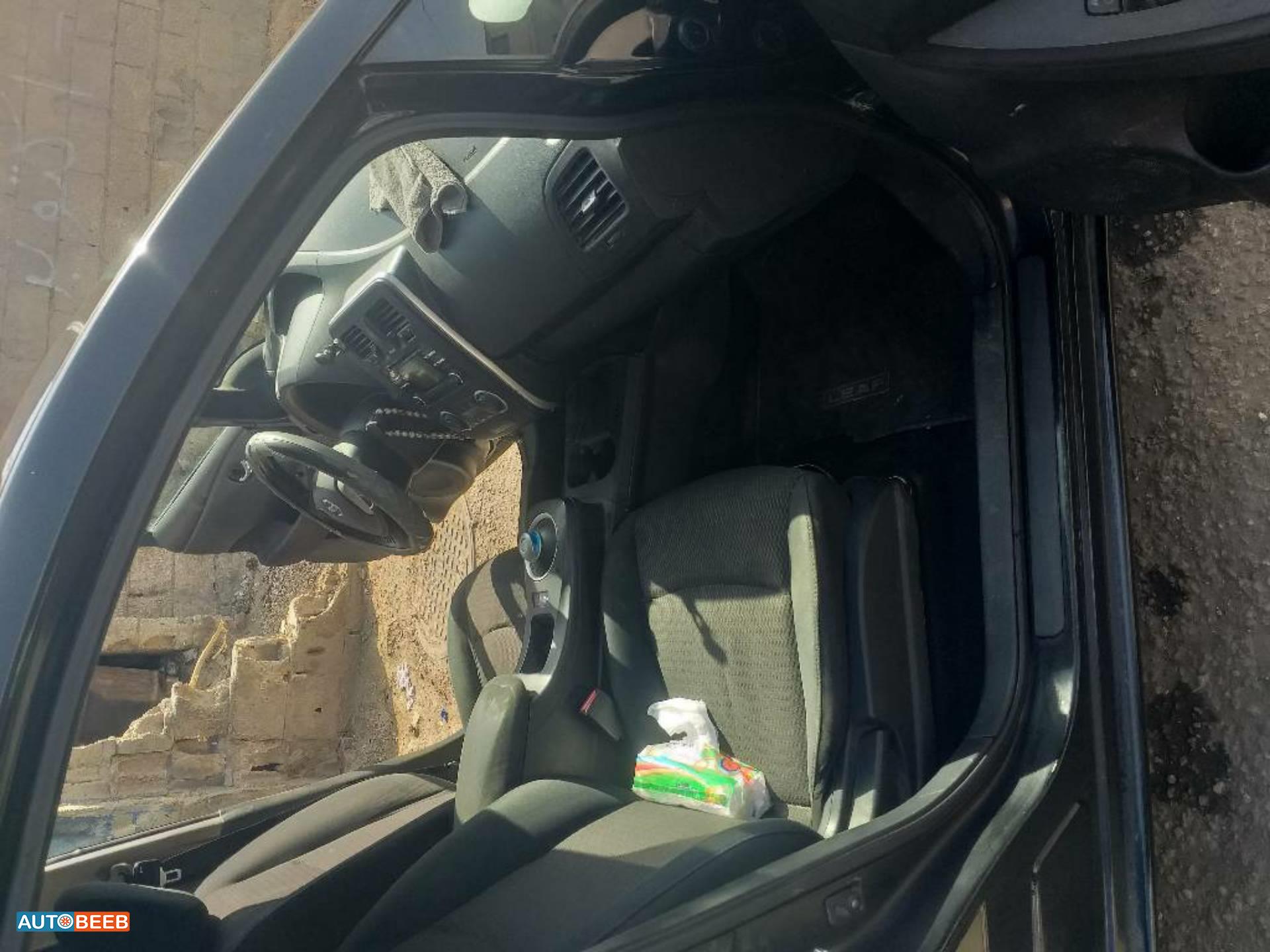 نيسان ليف 2013