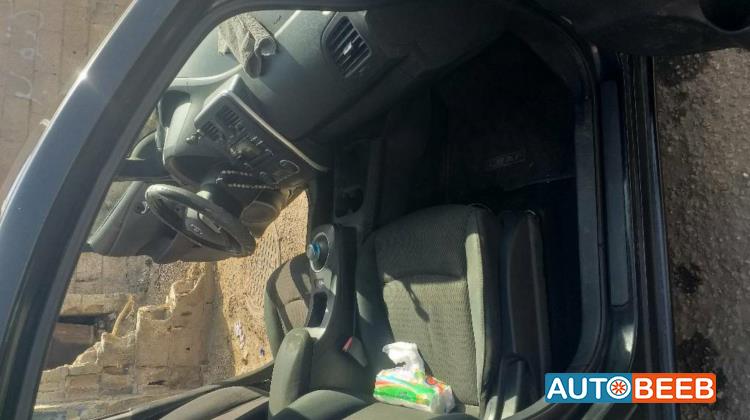 نيسان ليف 2013